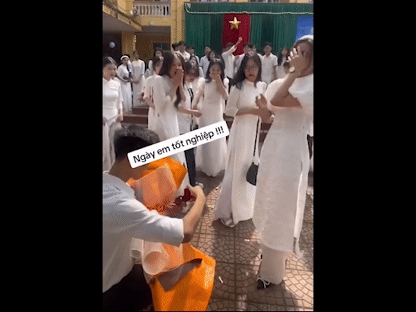 Nữ sinh được tặng nhẫn, cầu hôn trong lễ bế giảng