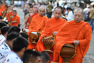 Du khách xếp hàng dâng đồ ăn cho các vị sư ở Luang Prabang