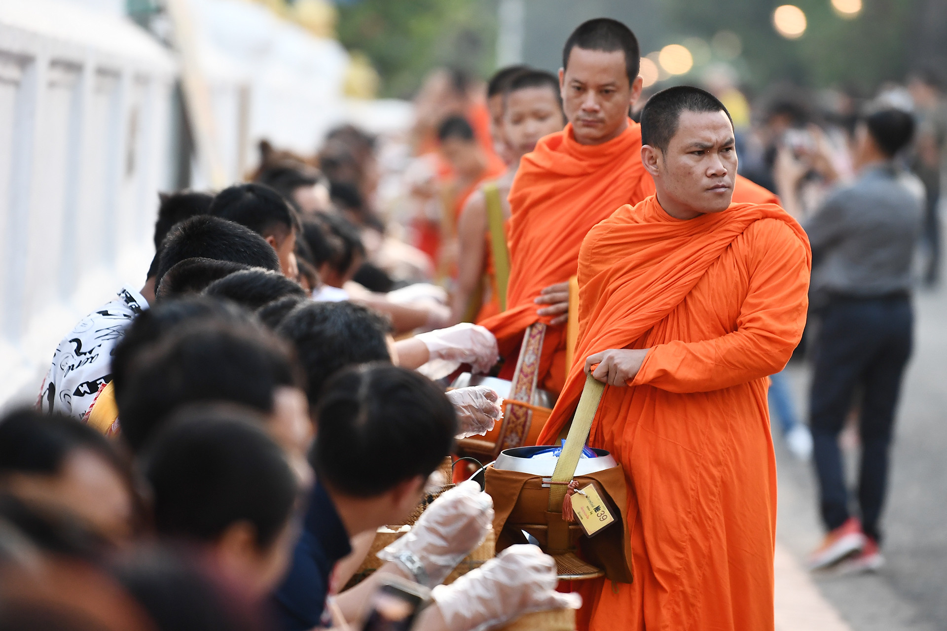 Du khách xếp hàng dâng đồ ăn cho các vị sư ở Luang Prabang - 7