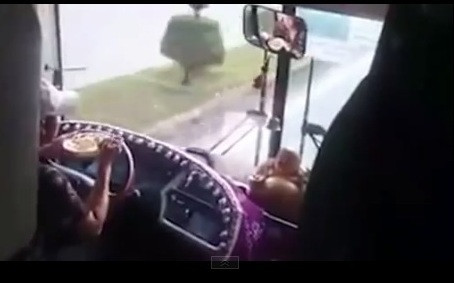 Tài xế vừa ăn mì tôm vừa lái xe khách khiến nhiều người hoảng sợ