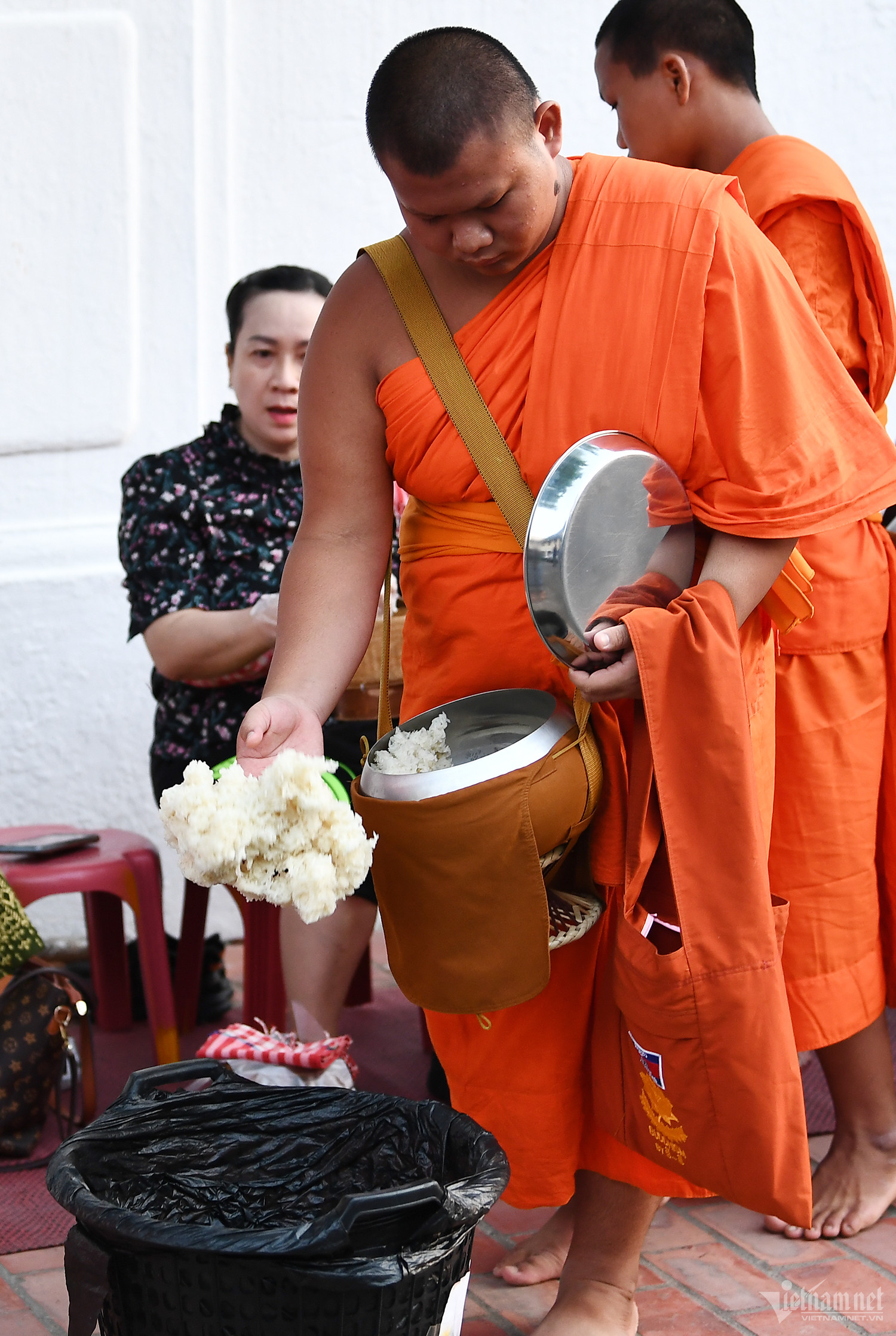 Du khách xếp hàng dâng đồ ăn cho các vị sư ở Luang Prabang - 9