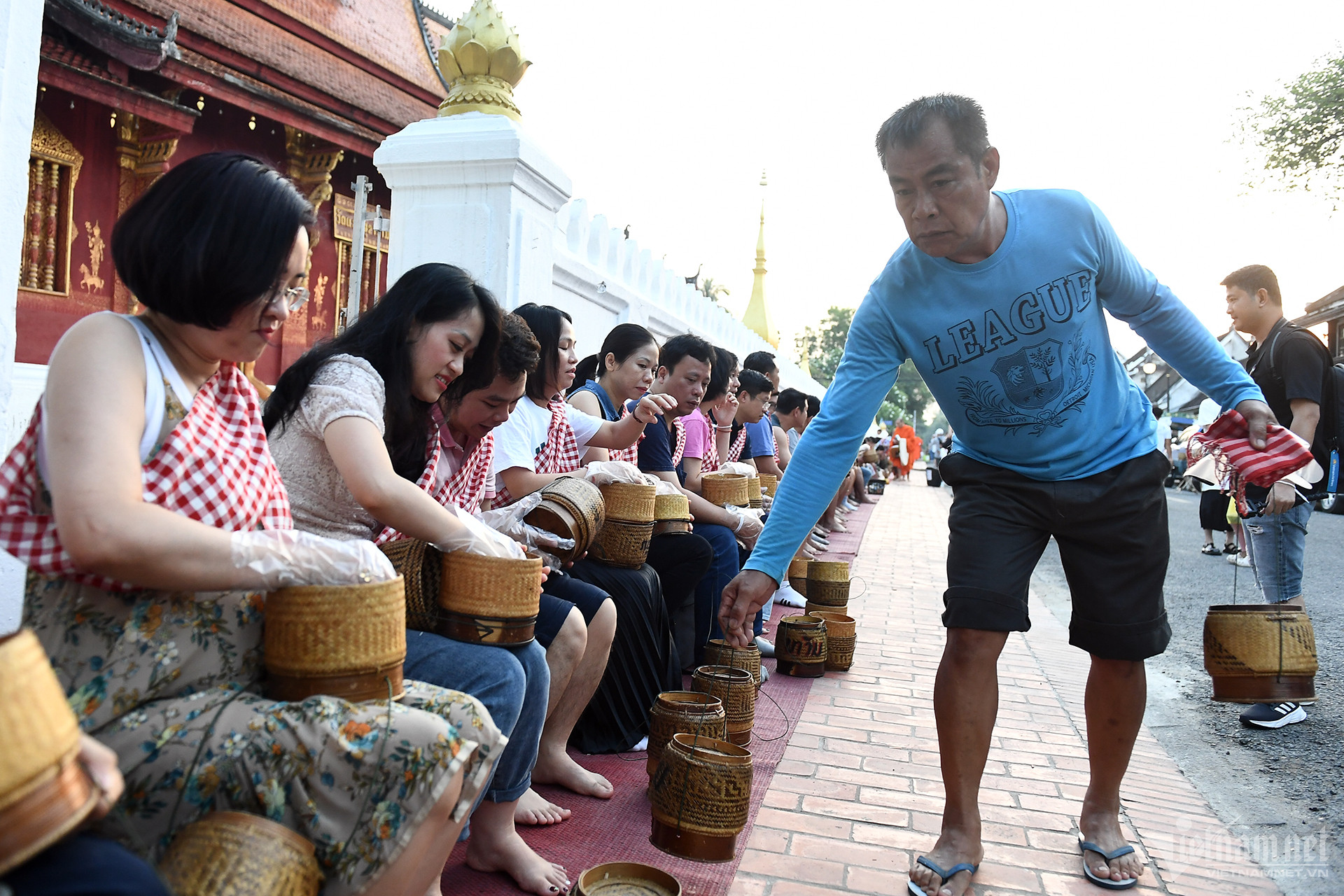 Du khách xếp hàng dâng đồ ăn cho các vị sư ở Luang Prabang - 12