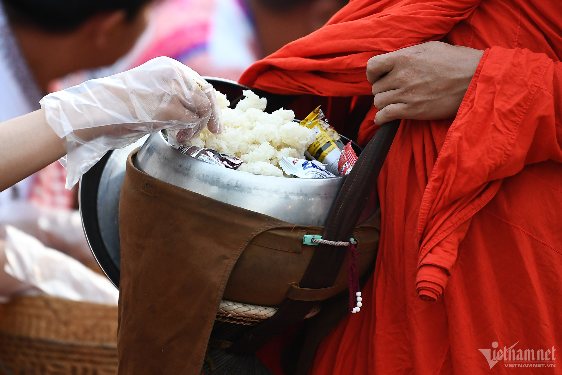 Du khách xếp hàng dâng đồ ăn cho các vị sư ở Luang Prabang - 8