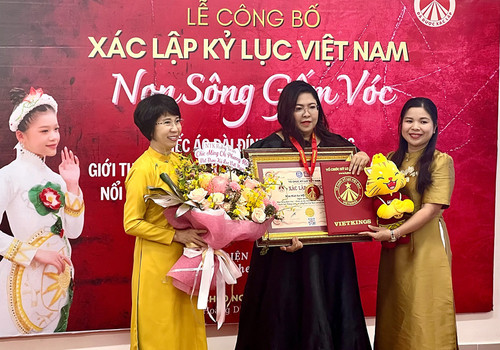 Ao dai, 220 meters long, sets Vietnamese record