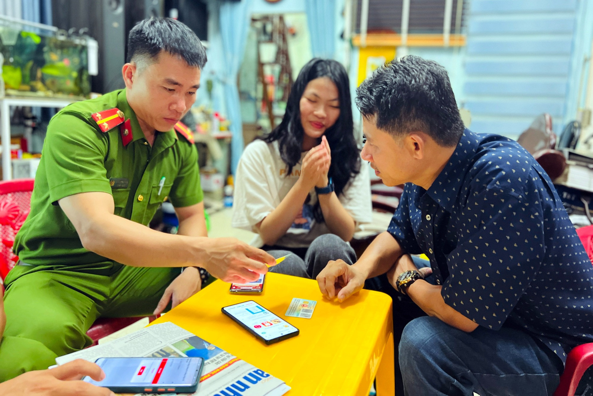 Công an Quảng Nam ‘đi từng ngõ, gõ từng nhà’ cài đặt VNeID