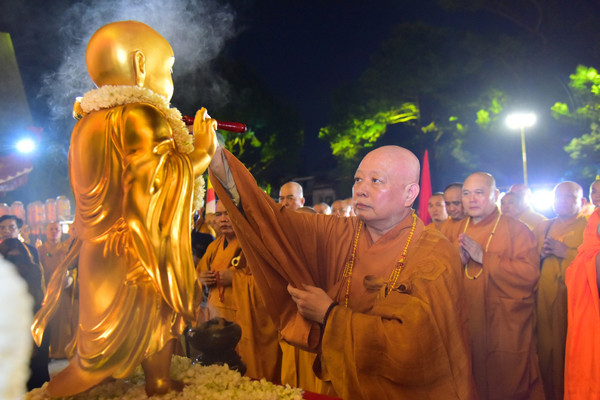 Người dân hoan hỷ tham gia lễ rước Phật, khởi đầu tuần lễ Phật đản