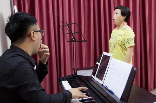 U70 chăm chỉ học đàn hát, bù đắp cho thanh xuân thiếu thốn