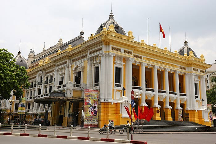 Tại sao cứ chen vào khu vực Nhà hát Lớn để xây nhà hát?