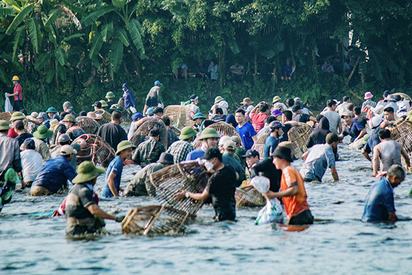 Hàng trăm 'nơm thủ' nườm nượp tham gia lễ hội bắt cá