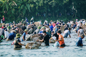 Hàng trăm 'nơm thủ' nườm nượp tham gia lễ hội bắt cá