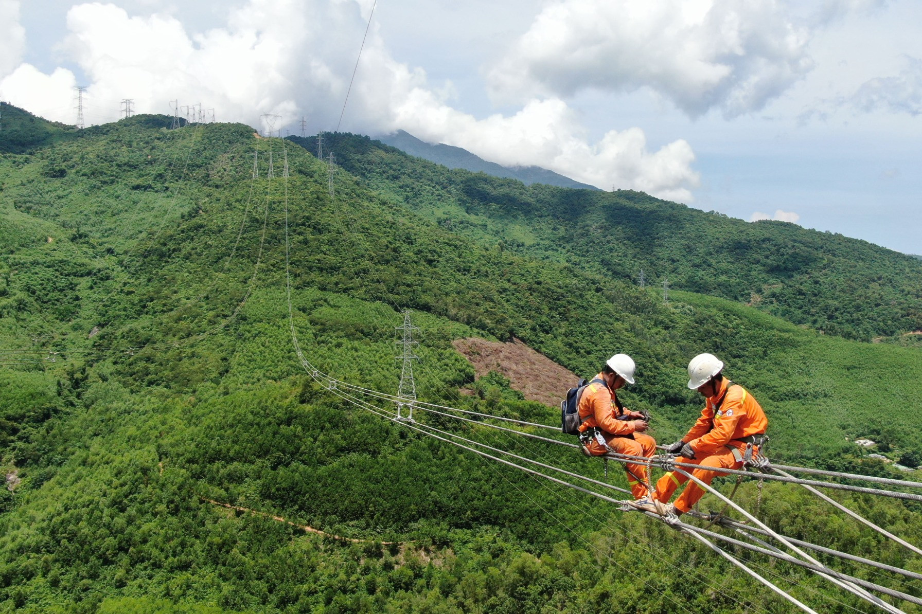 Đường dây 500kV Bắc - Nam mở đầu cho hiện đại hóa hệ thống truyền tải quốc gia