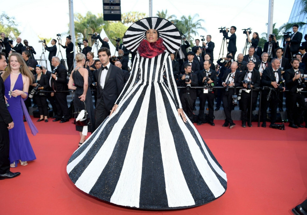 Phạm Băng Băng hóa 'thiên nga đen' ở thảm đỏ bế mạc Cannes