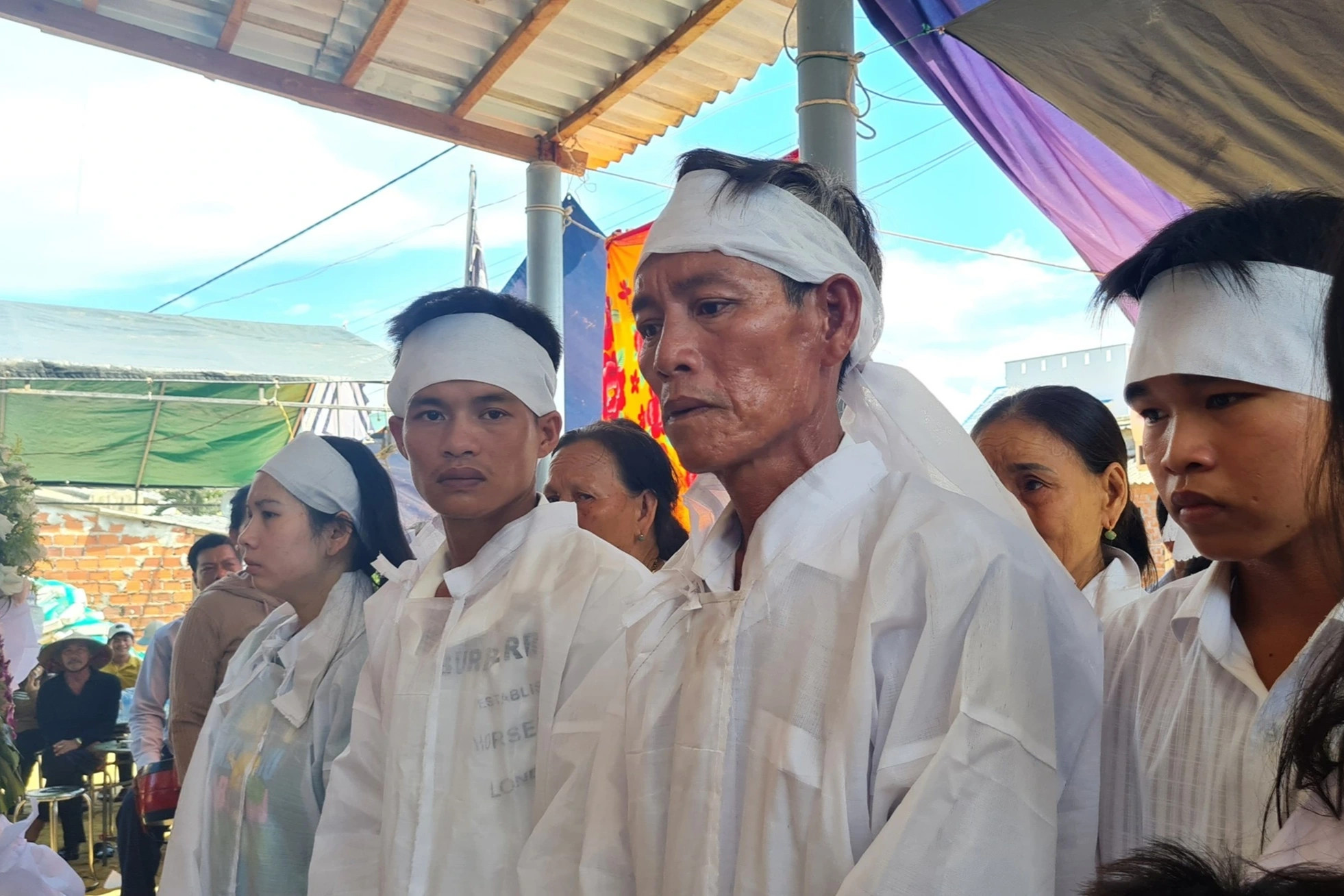 Bé 4 tuổi vặn tay ga xe máy, 3 người tử vong: Tang thương nơi xóm biển - 1