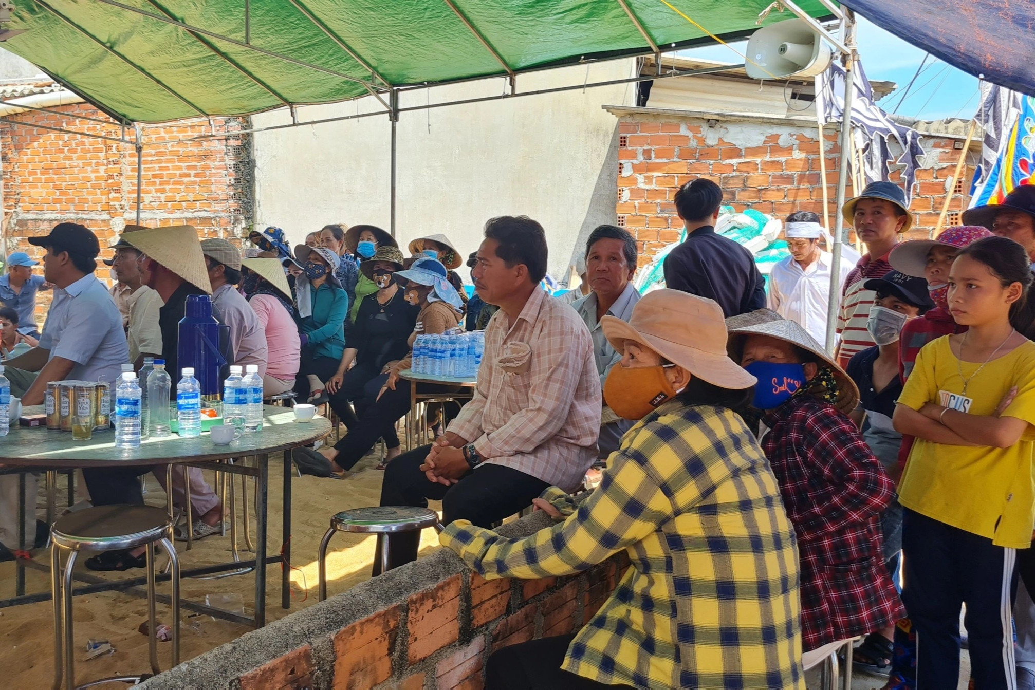 Bé 4 tuổi vặn tay ga xe máy, 3 người tử vong: Tang thương nơi xóm biển - 2