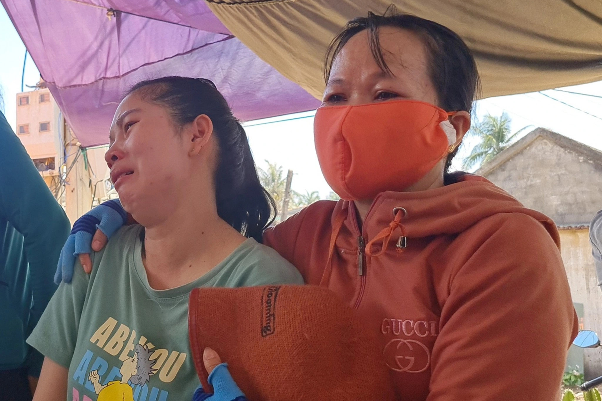 Bé 4 tuổi vặn tay ga xe máy, 3 người tử vong: Tang thương nơi xóm biển - 3