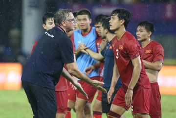 HLV Philippe Troussier 'chăm sóc' 60 cầu thủ ở tuyển Việt Nam và U23