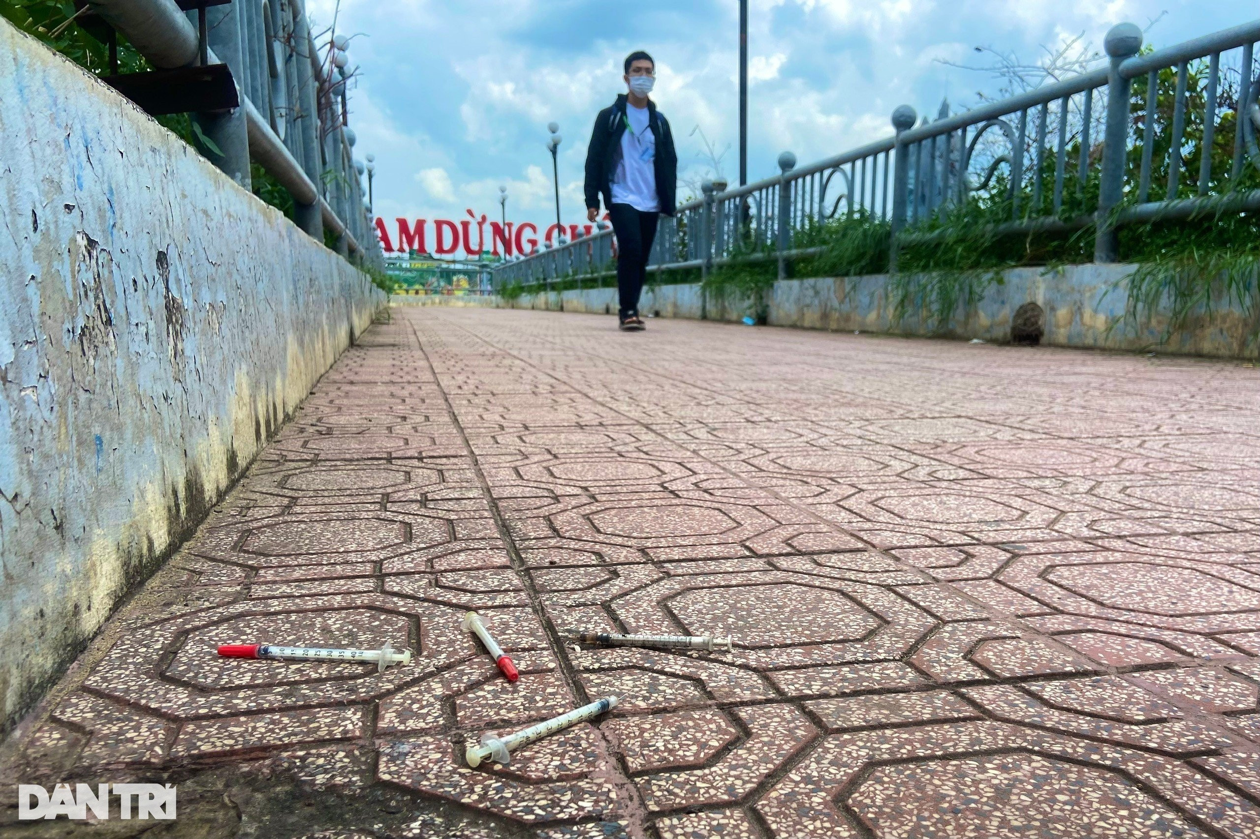 Người dân TPHCM bất an khi đi qua cầu bộ hành đầy kim tiêm - 1