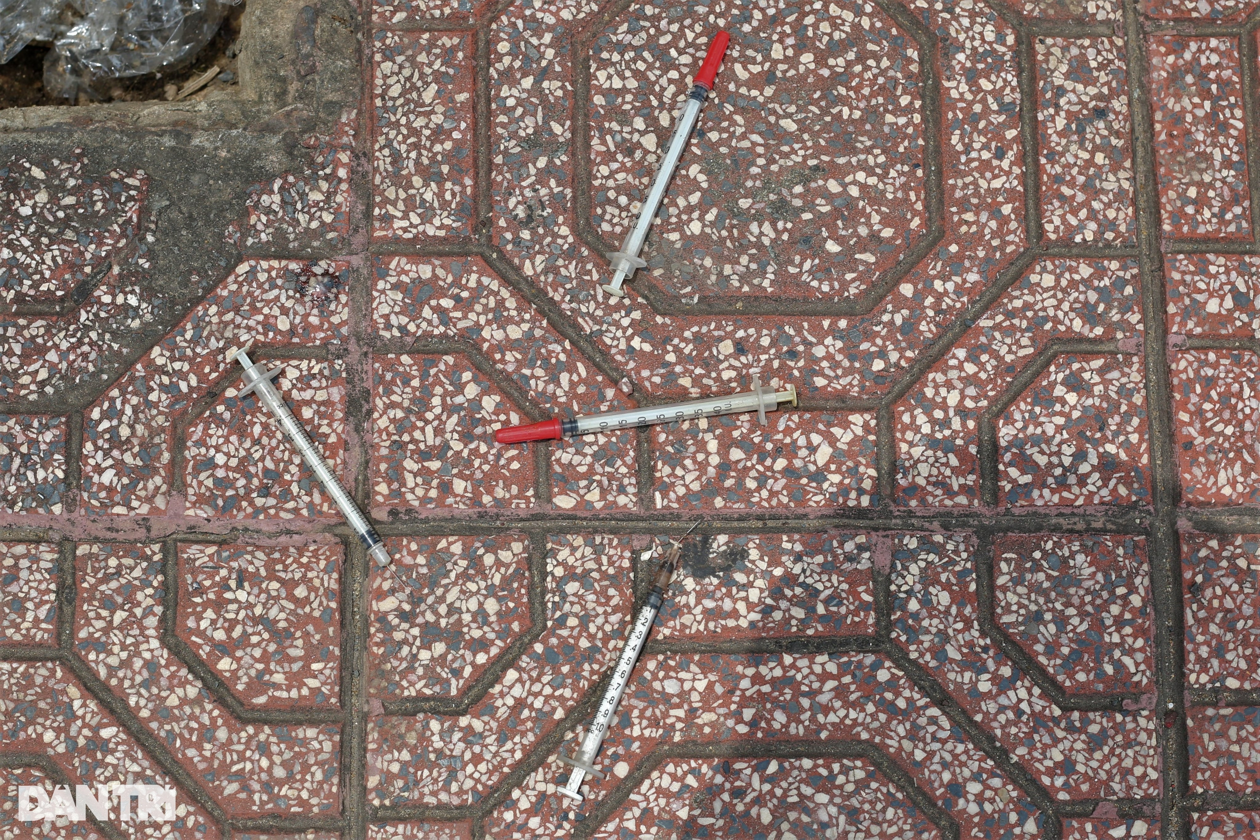 Người dân TPHCM bất an khi đi qua cầu bộ hành đầy kim tiêm - 3