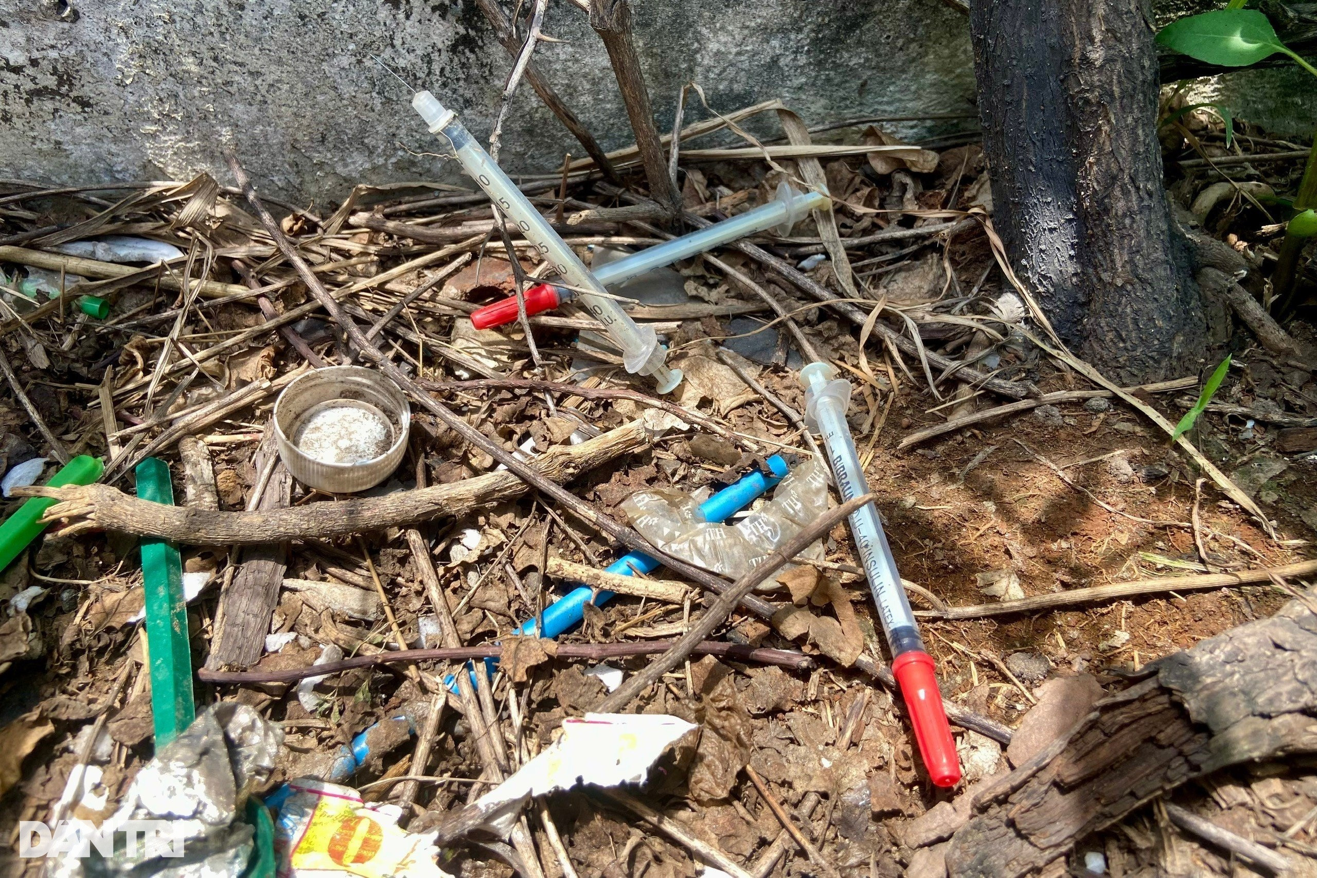 Người dân TPHCM bất an khi đi qua cầu bộ hành đầy kim tiêm - 4