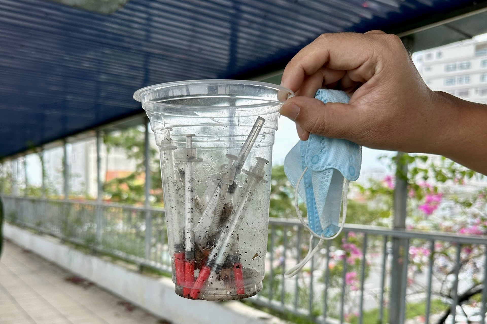 Người dân TPHCM bất an khi đi qua cầu bộ hành đầy kim tiêm - 5