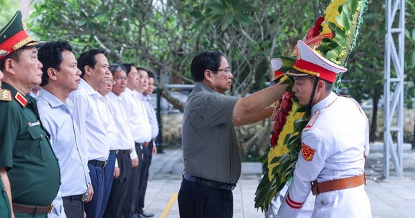 Thủ tướng Phạm Minh Chính viếng Nghĩa trang Liệt sĩ quốc gia Vị Xuyên