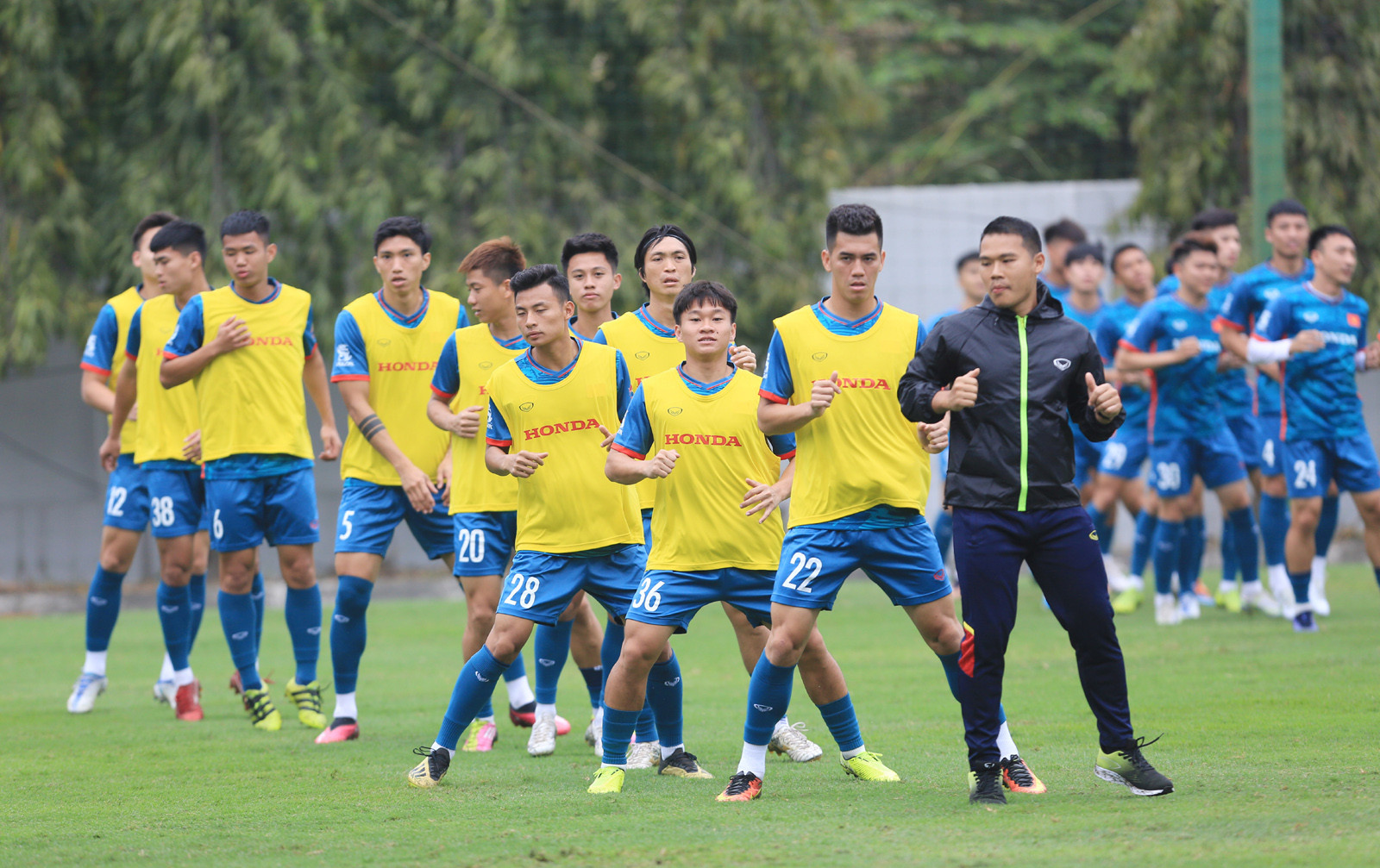 HLV Philippe Troussier 'chăm sóc' 60 cầu thủ ở tuyển Việt Nam và U23