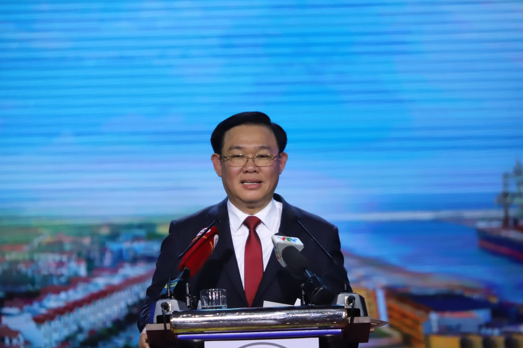 Chủ tịch Quốc hội yêu cầu Hà Tĩnh đẩy mạnh đột phá 4 ngành trọng điểm