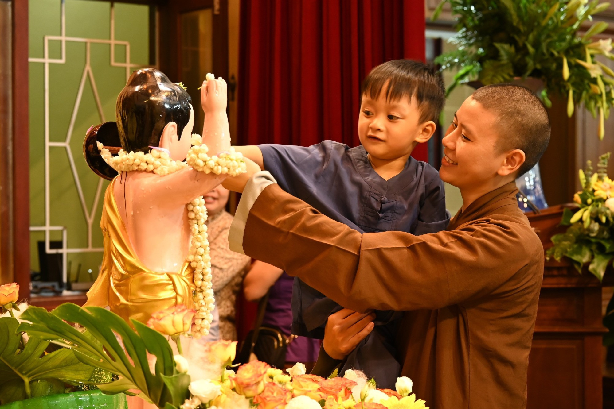 Hàng nghìn phật tử tham dự Đại lễ Phật đản