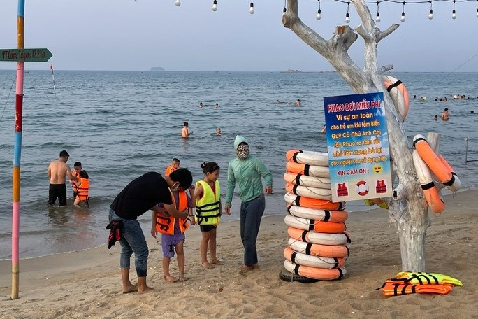 Chủ nhà hàng đặt phao bơi, áo phao miễn phí trên bãi biển đẹp nhất Hà Tĩnh