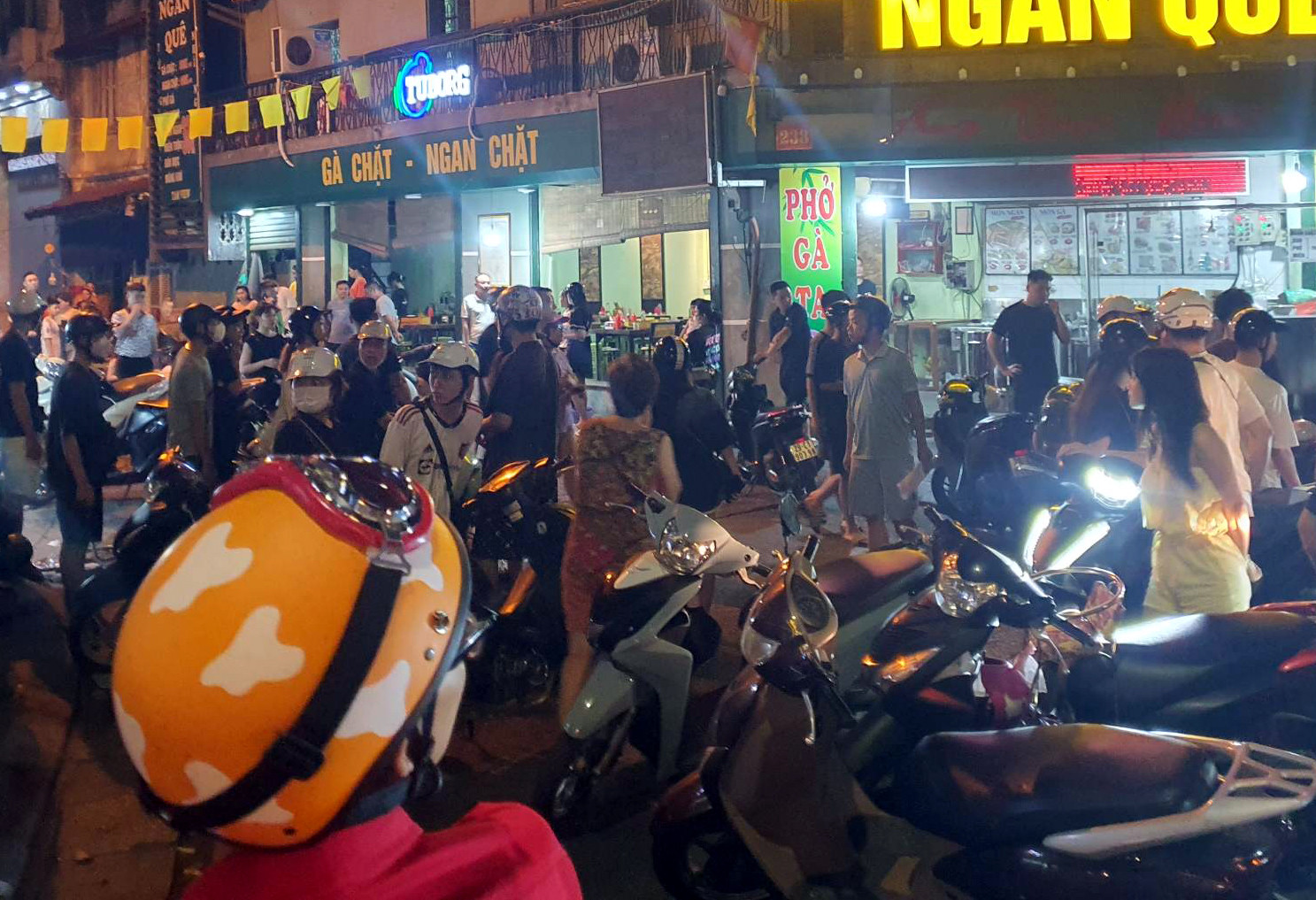 Hai người đàn ông chém nhau tại quán ăn đêm ở Hà Nội