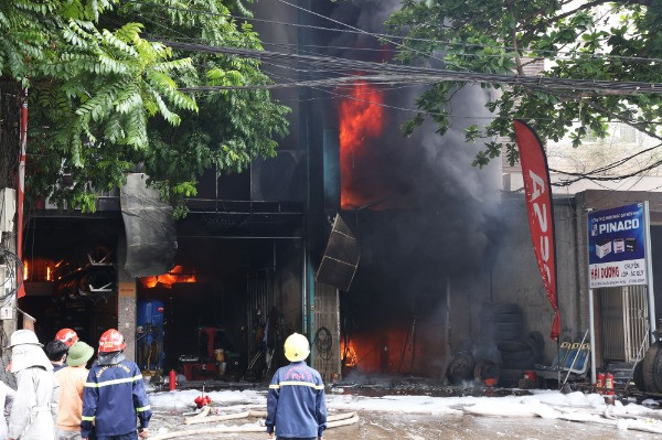 Cháy cơ sở sửa chữa lốp ô tô ở Hà Nội, khói bốc lên đen kịt