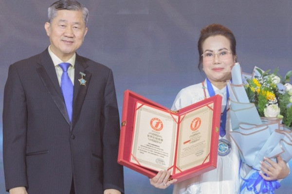 Bộ sưu tập 1.000 ấm trà tử sa của người phụ nữ Việt đạt kỷ lục thế giới