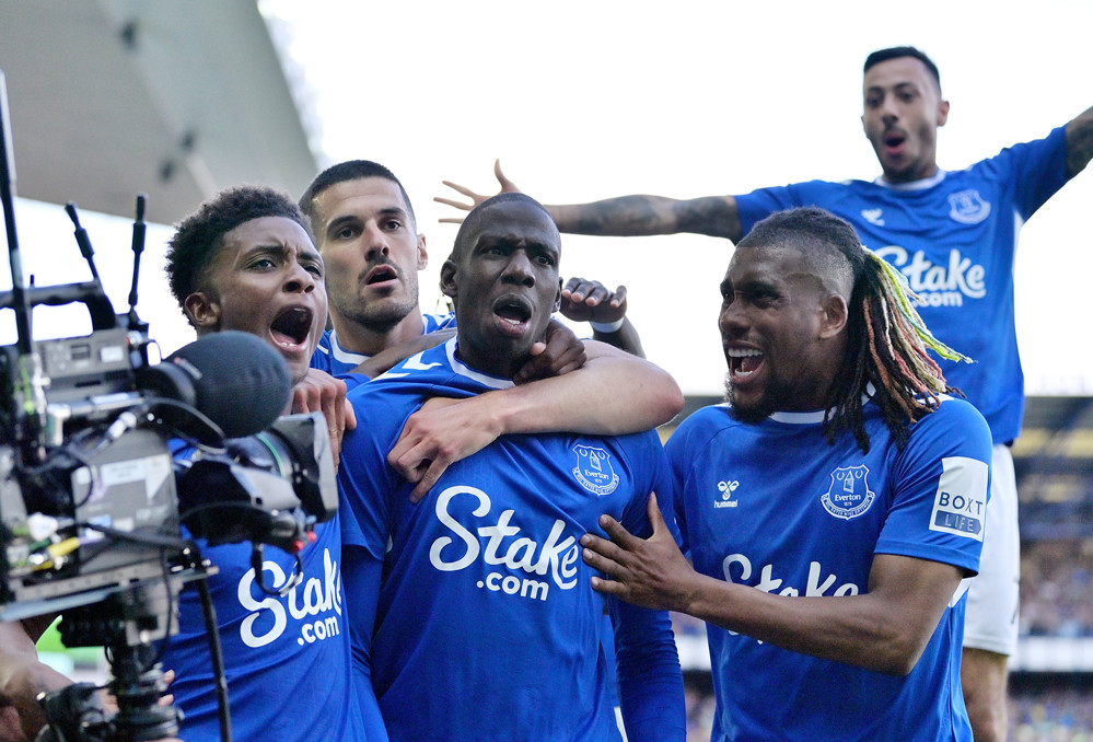 Everton trụ hạng sau chiến thắng nghẹt thở