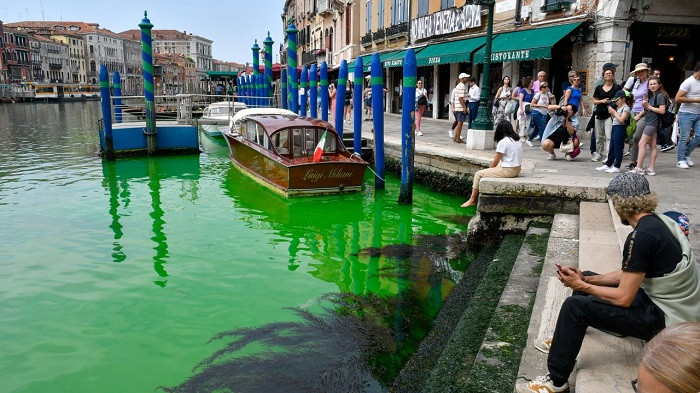 Nước ở kênh đào bất ngờ đổi màu lạ, cảnh sát Italia mở cuộc điều tra