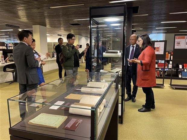 Old Vietnamese publications in romanised script on display in Paris hinh anh 2