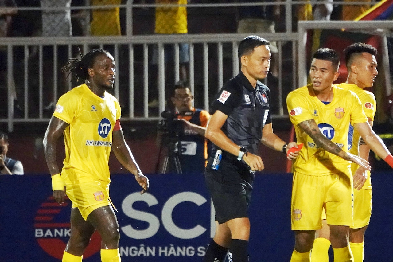 V-League lại nhờ ‘vua ngoại’, trọng tài Việt Nam nên tự ái