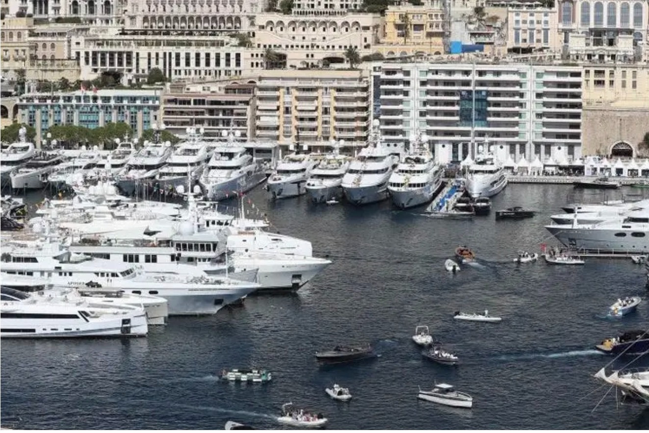 Vì sao người giàu có và quyền lực thường mua siêu du thuyền?