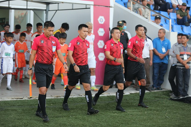 Trọng tài Thái Lan điều hành trận cầu 'nóng' ở V-League