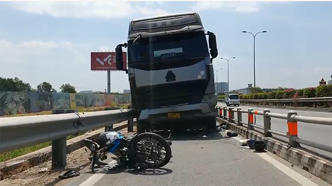 Container tông xe máy trên cao tốc Long Thành - Dầu Giây, 2 người nguy kịch