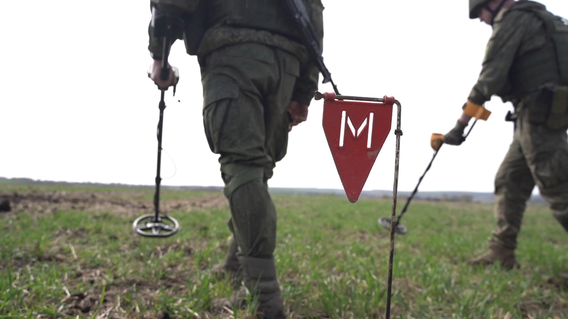 Video quân đội Nga rà phá mìn trong khu vực chiến sự