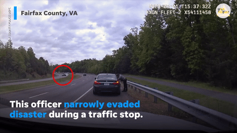 Khoảnh khắc nam cảnh sát thoát chết khi bị xe BMW M3 lao đến trên cao tốc