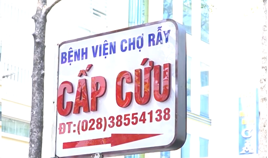 Báo động đỏ cứu vợ chồng trẻ bị thương do xe container tông xe máy