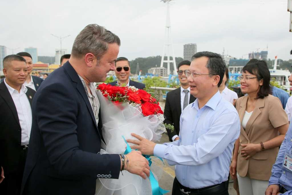 Thủ tướng Luxembourg tham quan vịnh Hạ Long, lái thử ô tô của Việt Nam
