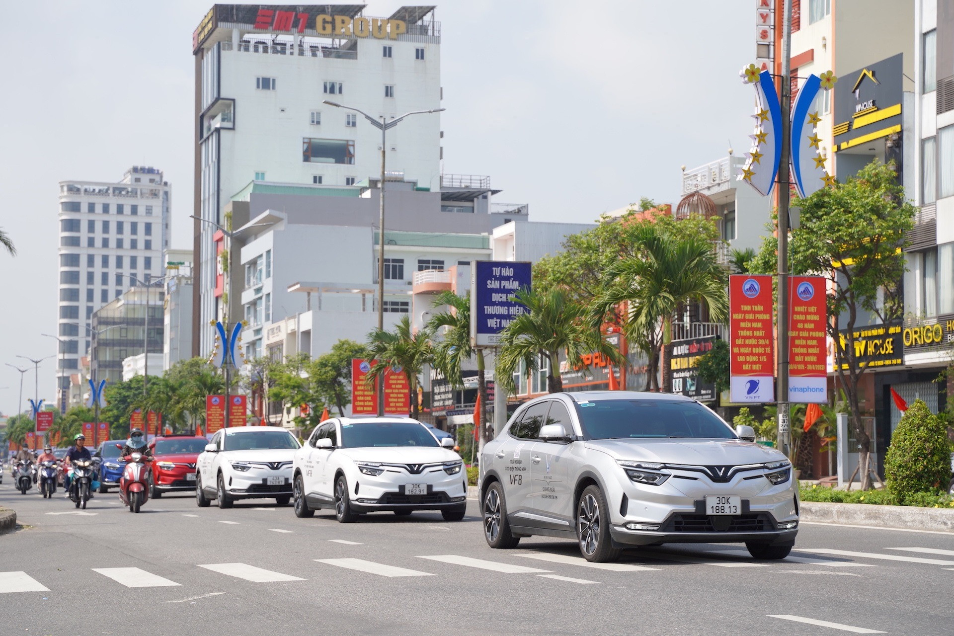 Dàn xe điện VinFast sắc màu khuấy động đường phố Đà Nẵng