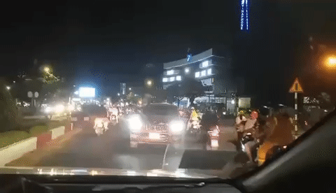 Tài xế xe sang đi ngược chiều ở Đồng Nai khiến ai cũng hoảng sợ