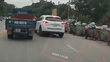 Mazda CX-5 hư hỏng vì vượt khe hẹp giữa xe đẩy rác và xe tải ở Tuyên Quang
