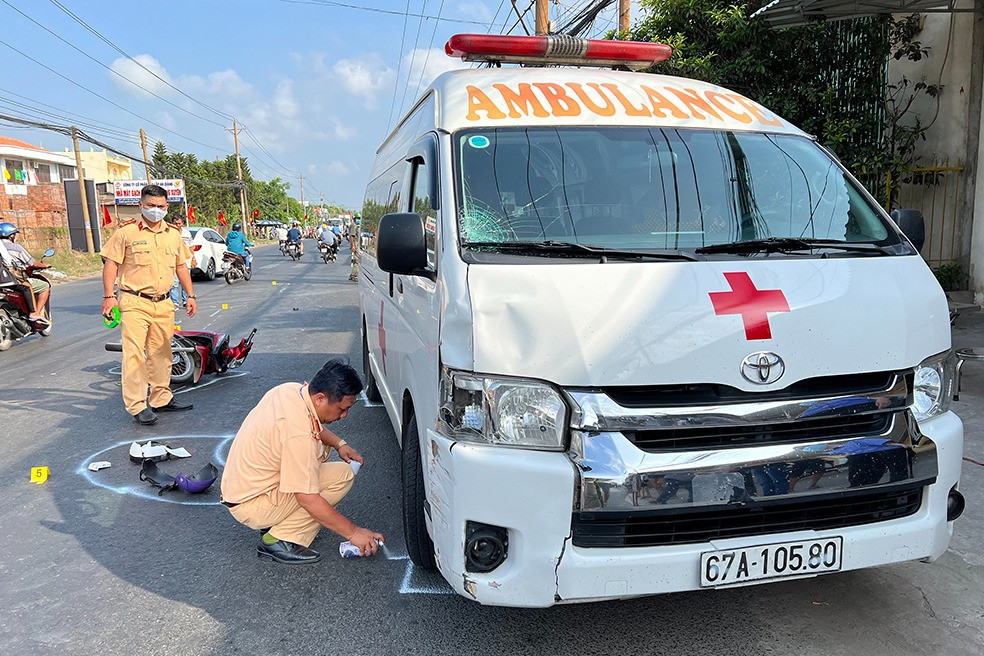 Nam thanh niên tử vong sau cú tông của xe cứu thương