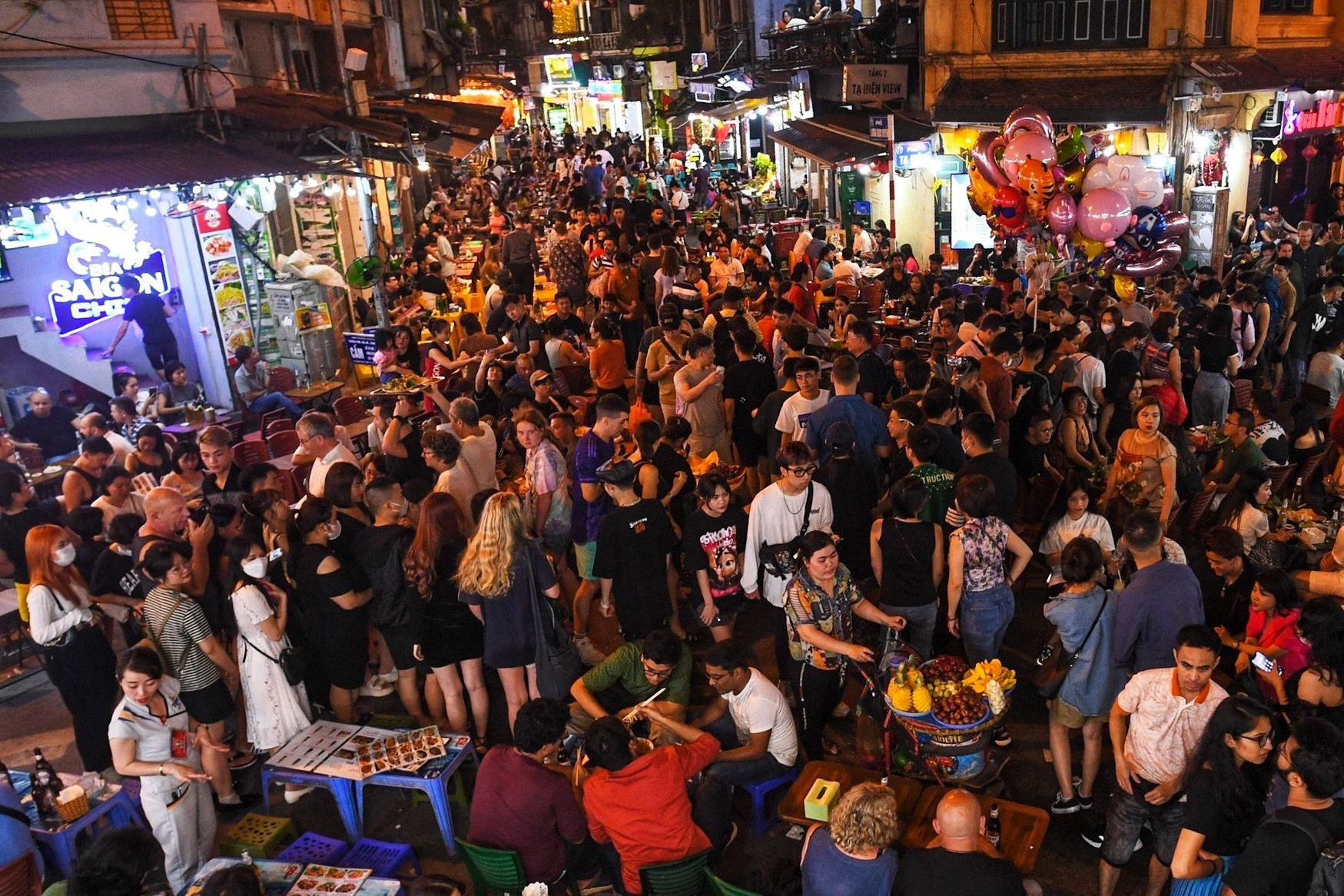 Những 'điểm nóng' ở Hà Nội kì nghỉ 30/4: Khách chen chân, xếp hàng chờ vài tiếng