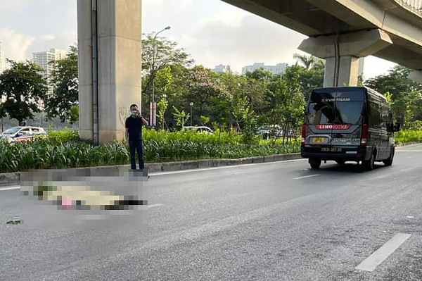 Đi bộ sang đường, một phụ nữ bị ô tô tông trực diện tử vong ở Hà Nội
