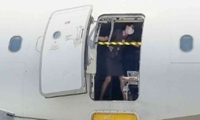 Ảnh nữ tiếp viên hàng không một mình chắn cửa máy bay ở độ cao 200m 'gây sốt'